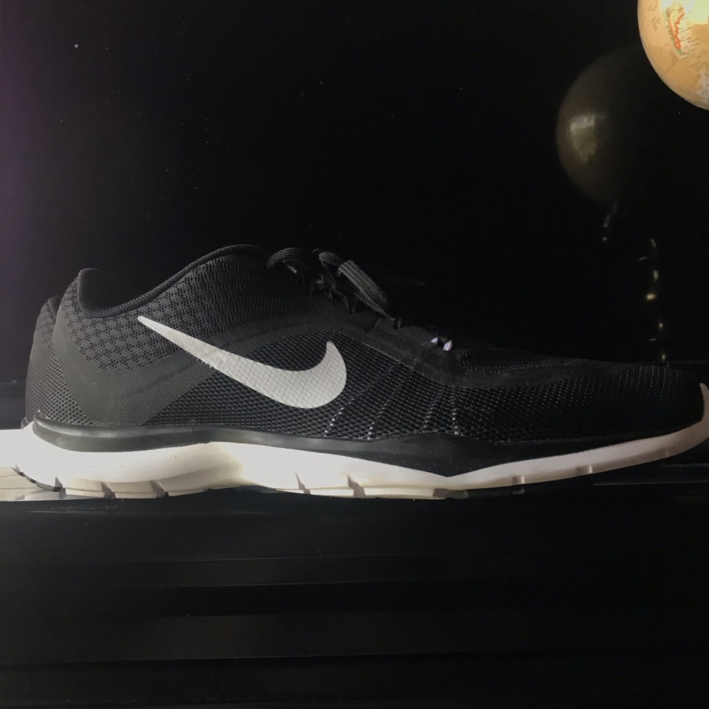 Nike black and white Flex TR 6 size 9.5